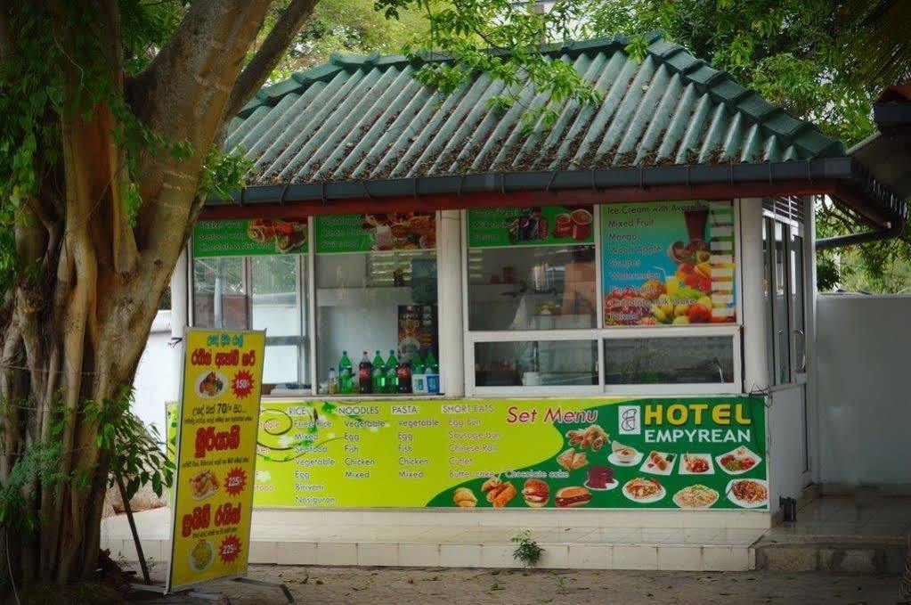 Hotel Empryean Katunayaka Exterior foto